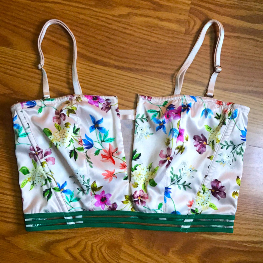 🌺 VS Floral Top 🌸